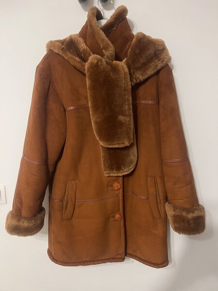 Haina dama tip cojoc cu gluga si fular elegant din blana, mas. 42-46